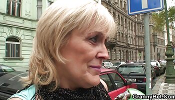 Spritzige Muschi mit abgebundenem Schwanz gefickt reife frau kostenlos